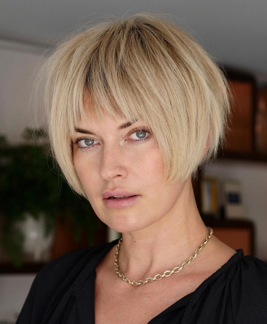 Lip-Length Straight Layered Bob