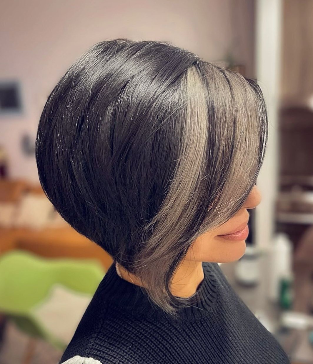 Rounded Inverted Bob with Front Highlights